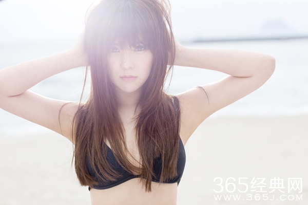 赵奕欢比基尼写真曝光 性感惹火强势回归