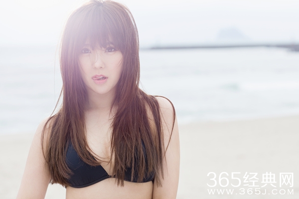 赵奕欢比基尼写真曝光 性感惹火强势回归