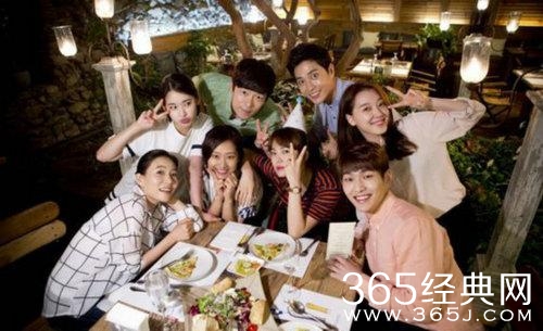 《太阳的后裔》片场花絮曝光 宋仲基抱娃照疯传