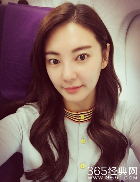 张雨绮晒自拍撒娇 网友：哄你开心