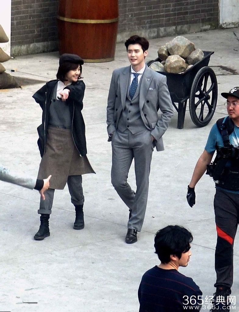 郑爽穿工装裤俏皮 和李钟硕赶戏心情high