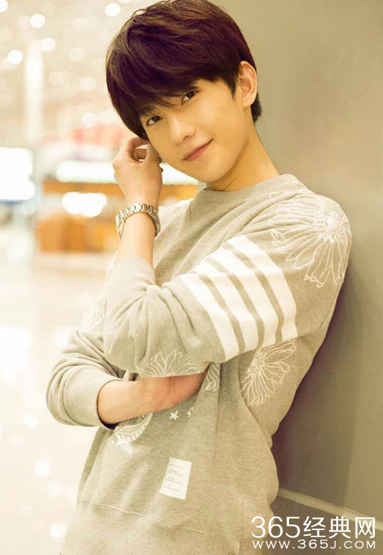 杨洋传递奥运圣火 候机拍照耍帅图爆火