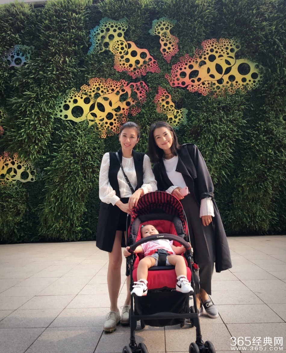 美丽高圆圆和精灵咘咘，大眼瞪大眼的组合