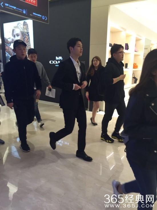 《奔跑吧兄弟》4韩国录制 跑男团模仿《太阳的后裔》着装