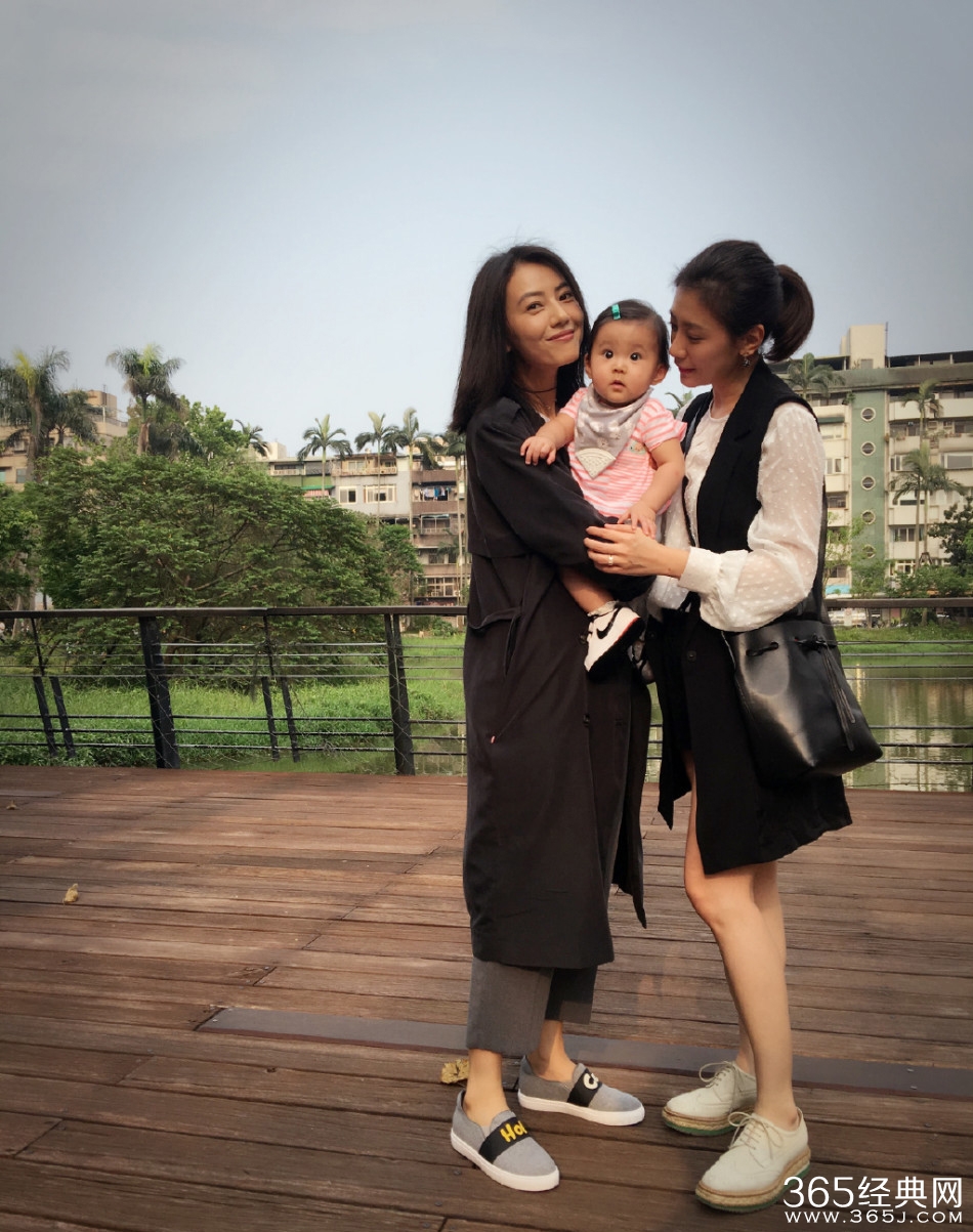 美丽高圆圆和精灵咘咘，大眼瞪大眼的组合