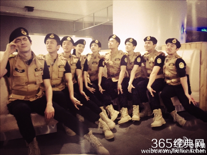 《奔跑吧兄弟》4韩国录制 跑男团模仿《太阳的后裔》着装