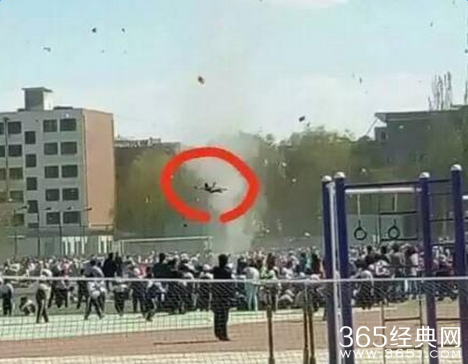甘肃一小学运动会突刮龙卷风 有学生被卷数米高