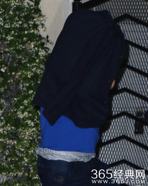 小李子躲偷拍 没露脸却露出内裤