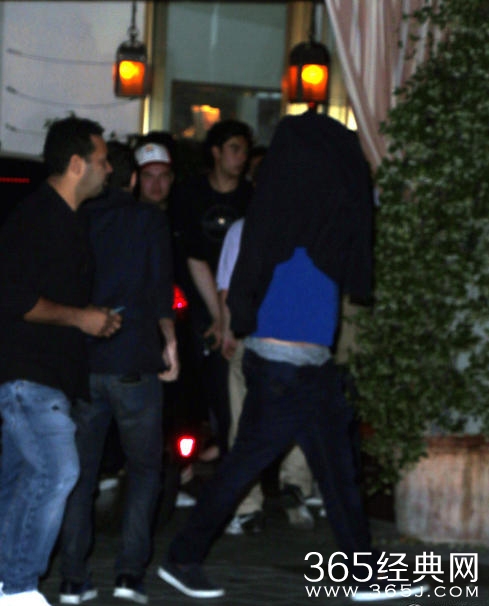 小李子躲偷拍 没露脸却露出内裤