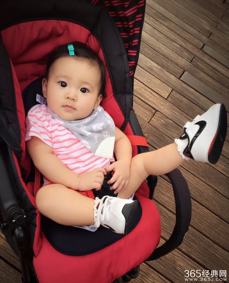 美丽高圆圆和精灵咘咘，大眼瞪大眼的组合