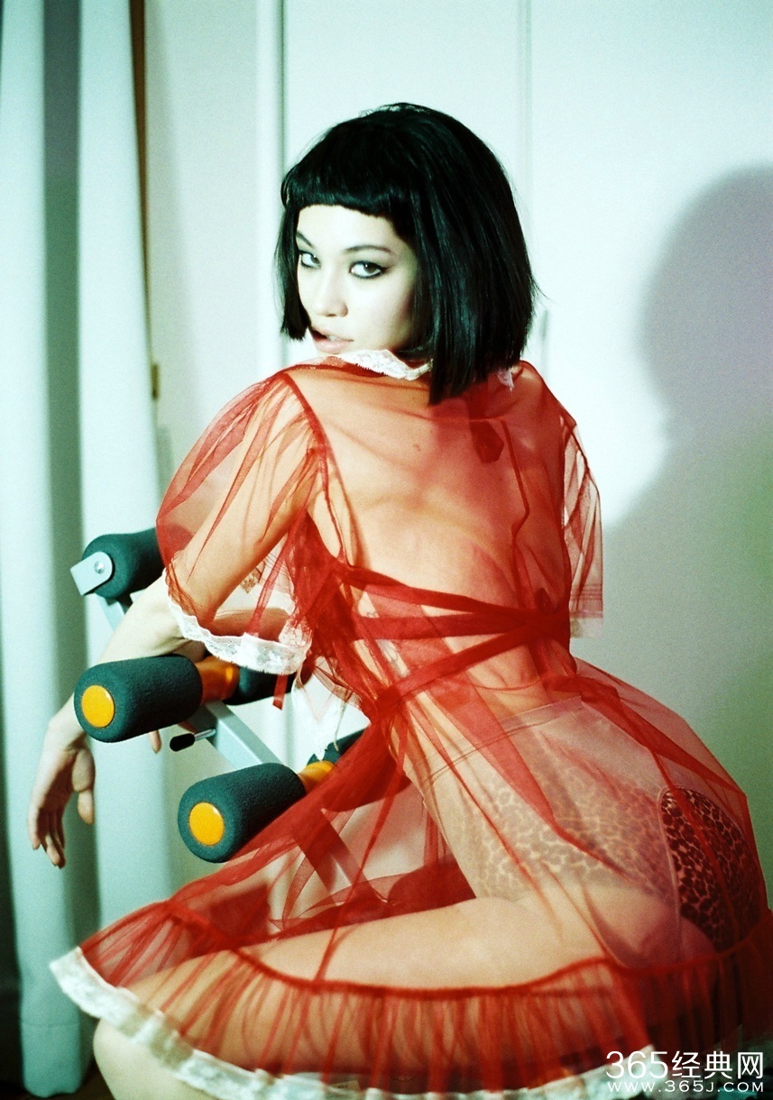 水原希子真空薄纱出镜 复古魅惑