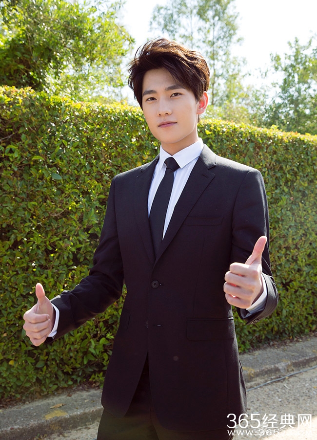 里约奥运圣火采集仪式 杨洋穿正装帅气抢眼