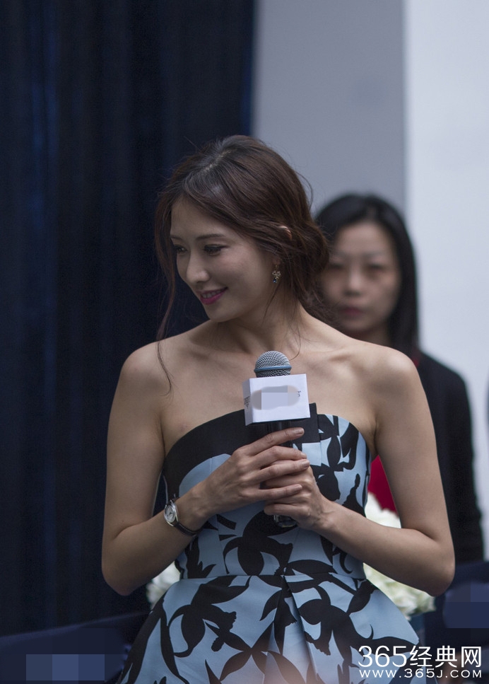 林志玲印花礼服秀锁骨 温柔甜笑显大气