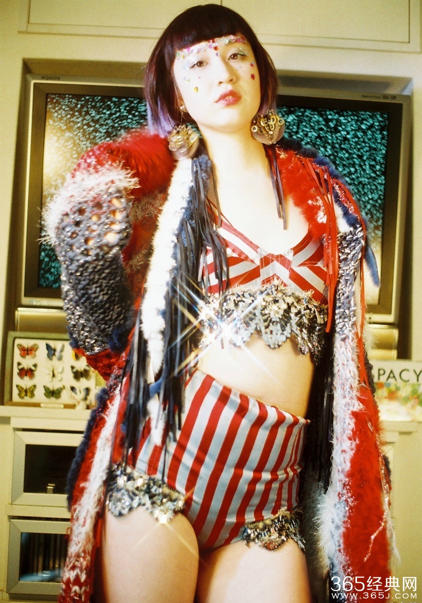 水原希子真空薄纱出镜 复古魅惑