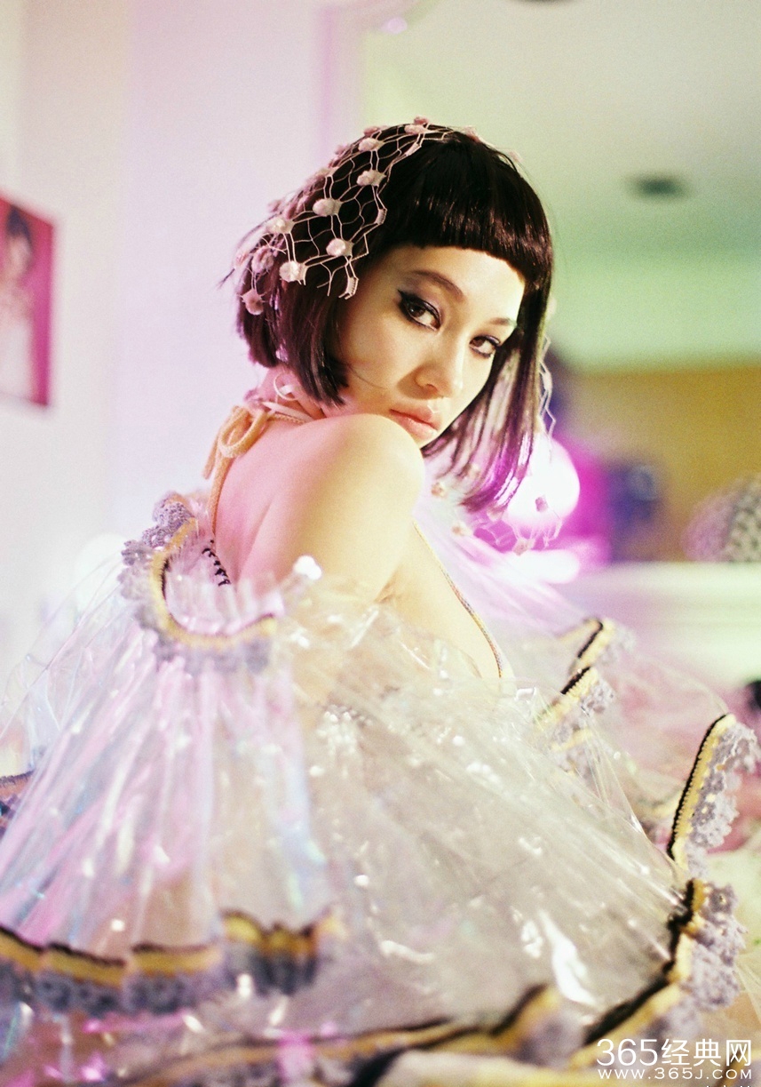 水原希子真空薄纱出镜 复古魅惑