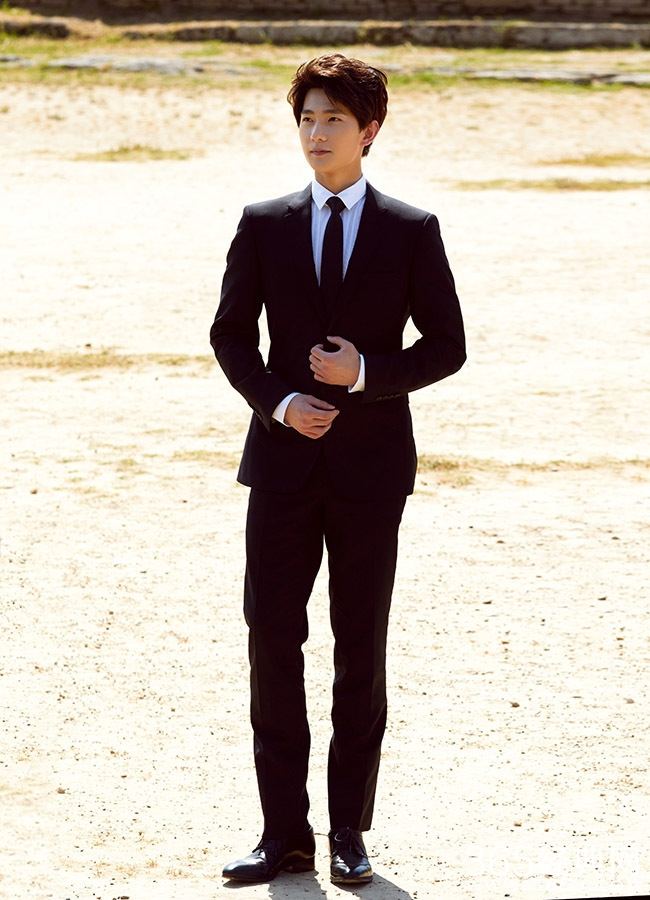 里约奥运圣火采集仪式 杨洋穿正装帅气抢眼