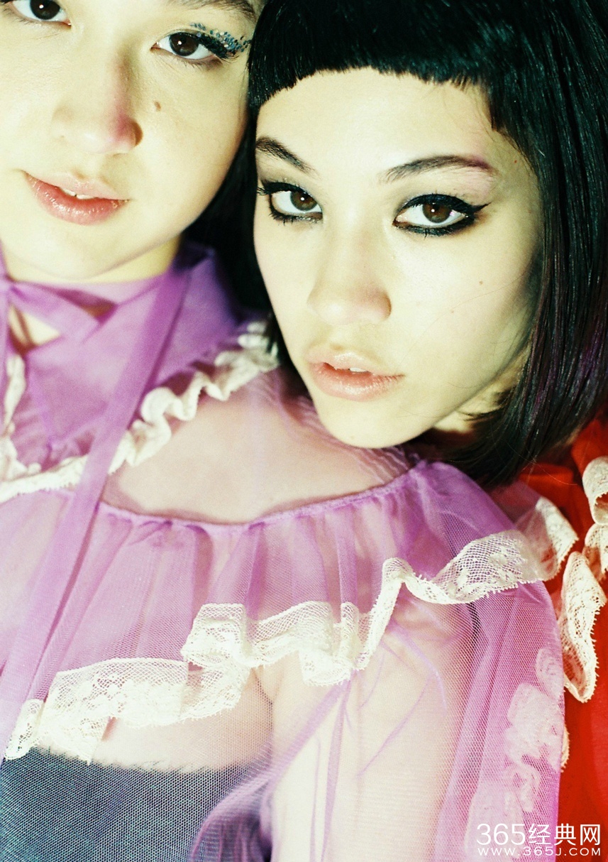 水原希子真空薄纱出镜 复古魅惑