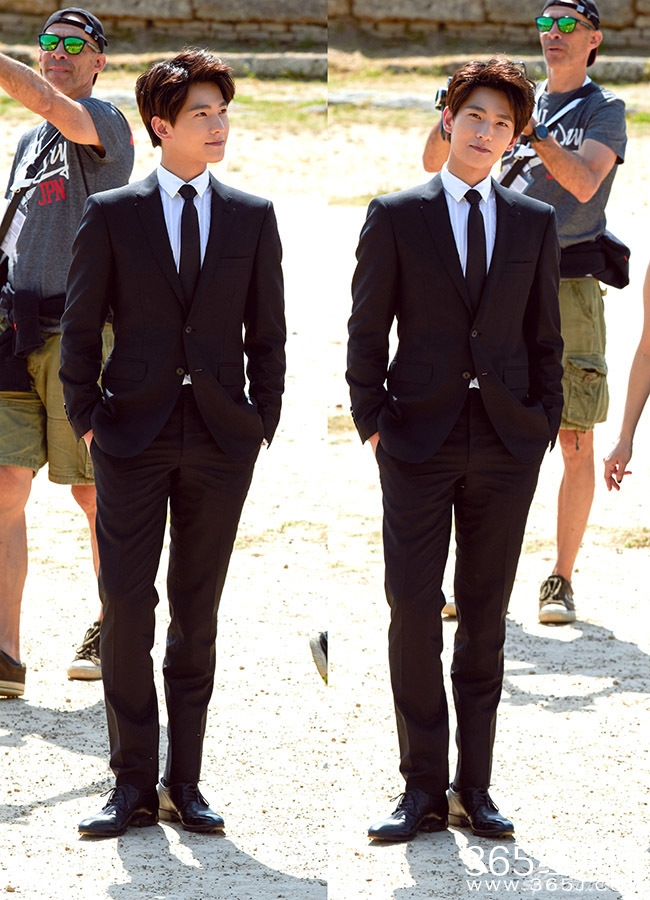 里约奥运圣火采集仪式 杨洋穿正装帅气抢眼