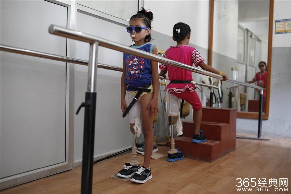 两女孩因地震各失去一条腿成挚友 共用一双鞋