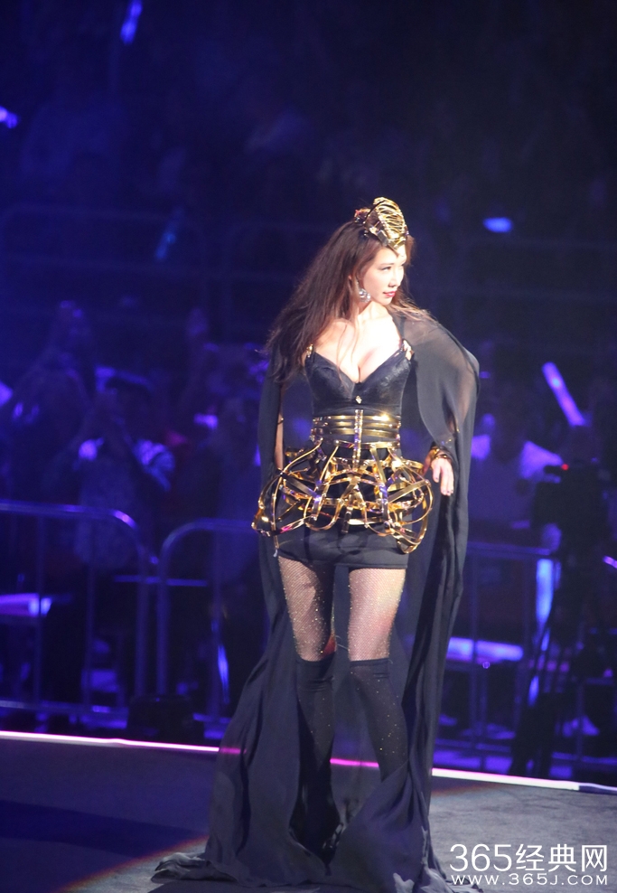 林志玲秀胸器长腿 妖艳狂野