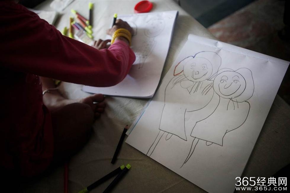 两女孩因地震各失去一条腿成挚友 共用一双鞋