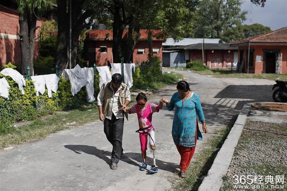 两女孩因地震各失去一条腿成挚友 共用一双鞋