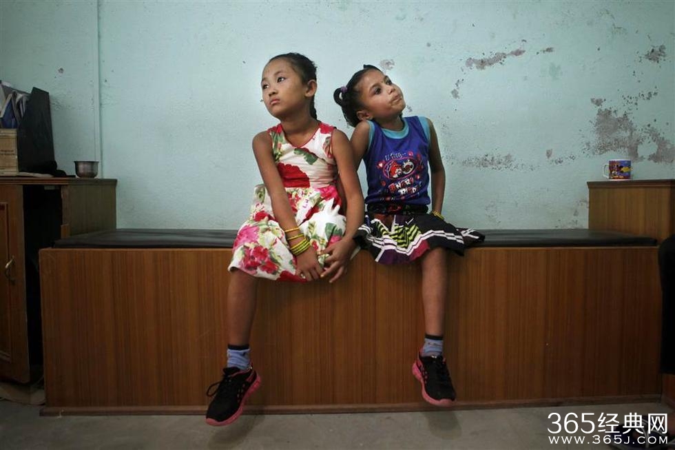 两女孩因地震各失去一条腿成挚友 共用一双鞋