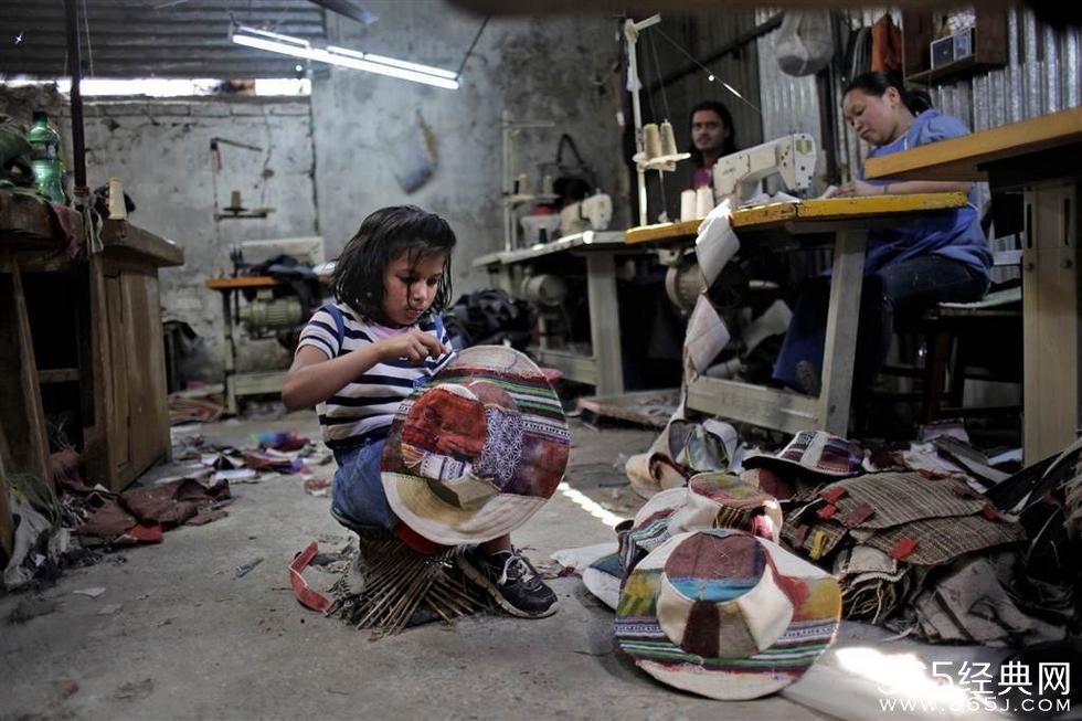 两女孩因地震各失去一条腿成挚友 共用一双鞋