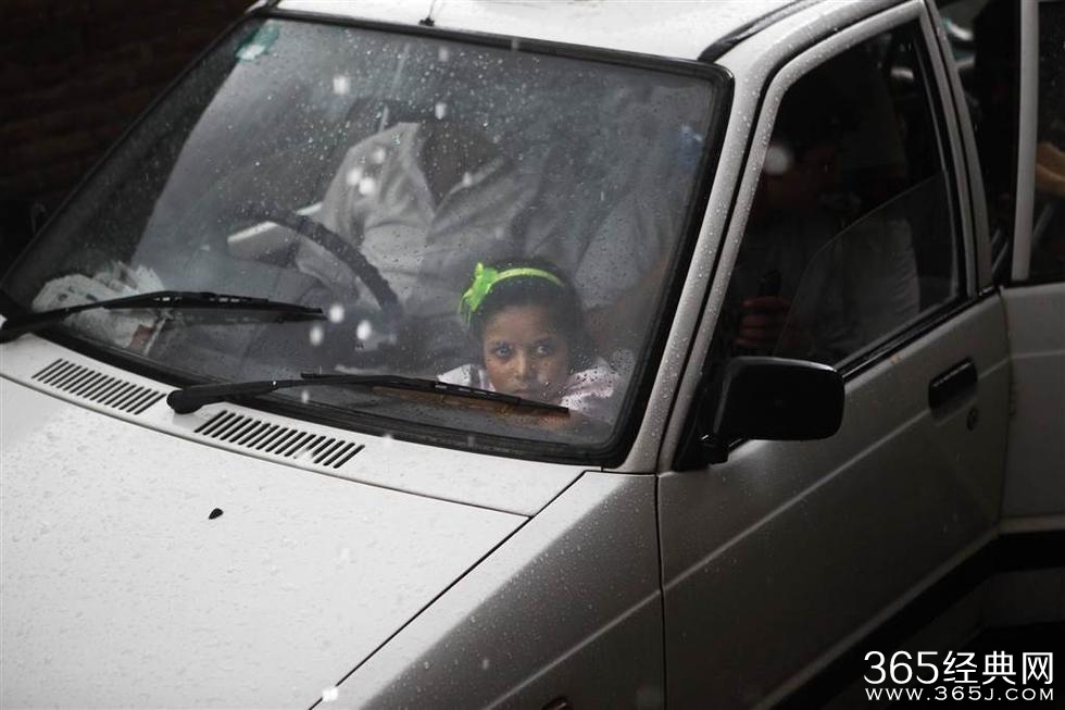 两女孩因地震各失去一条腿成挚友 共用一双鞋