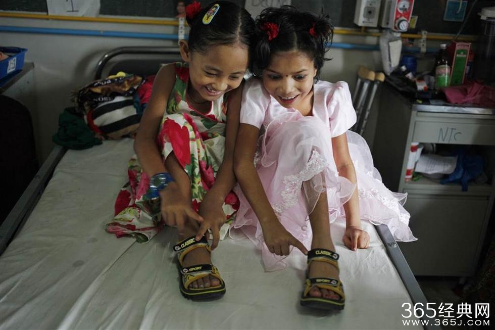 两女孩因地震各失去一条腿成挚友 共用一双鞋
