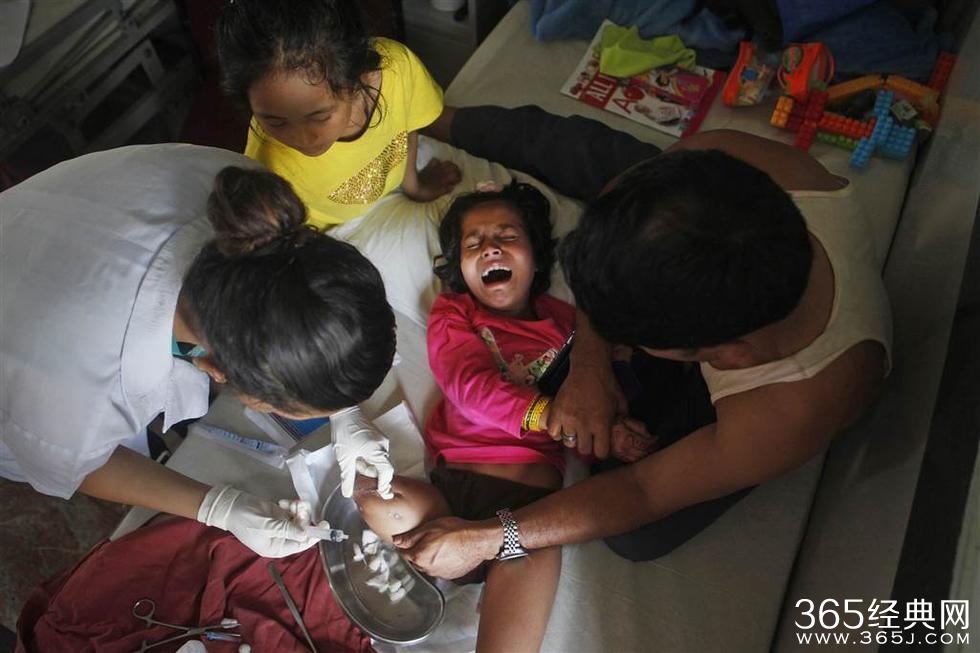 两女孩因地震各失去一条腿成挚友 共用一双鞋