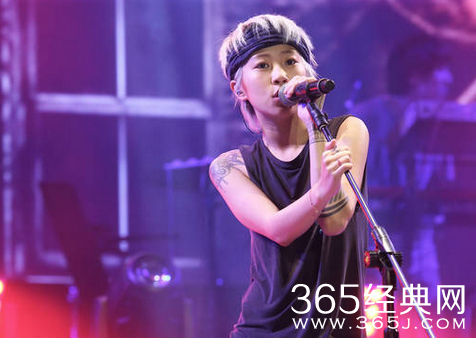 窦靖童举办专辑签名会 天后王菲化身助理合影温馨