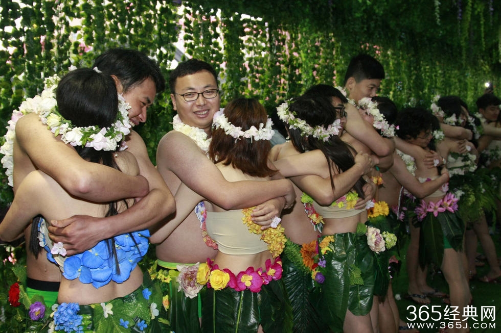 杭州90后集体裸婚现场照 情侣半裸激吻大尺度