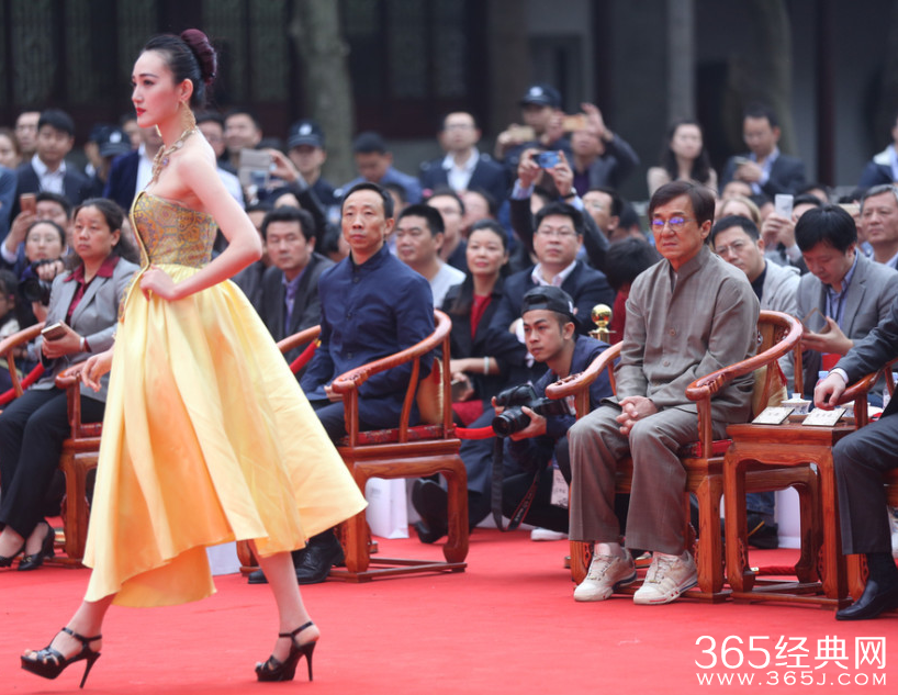 成龙众人护驾稳坐太师椅 霸气十足看走秀