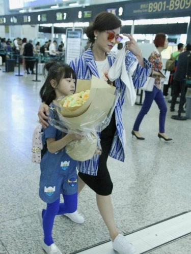 叶一茜森碟机场照 禁童令后森碟首露面