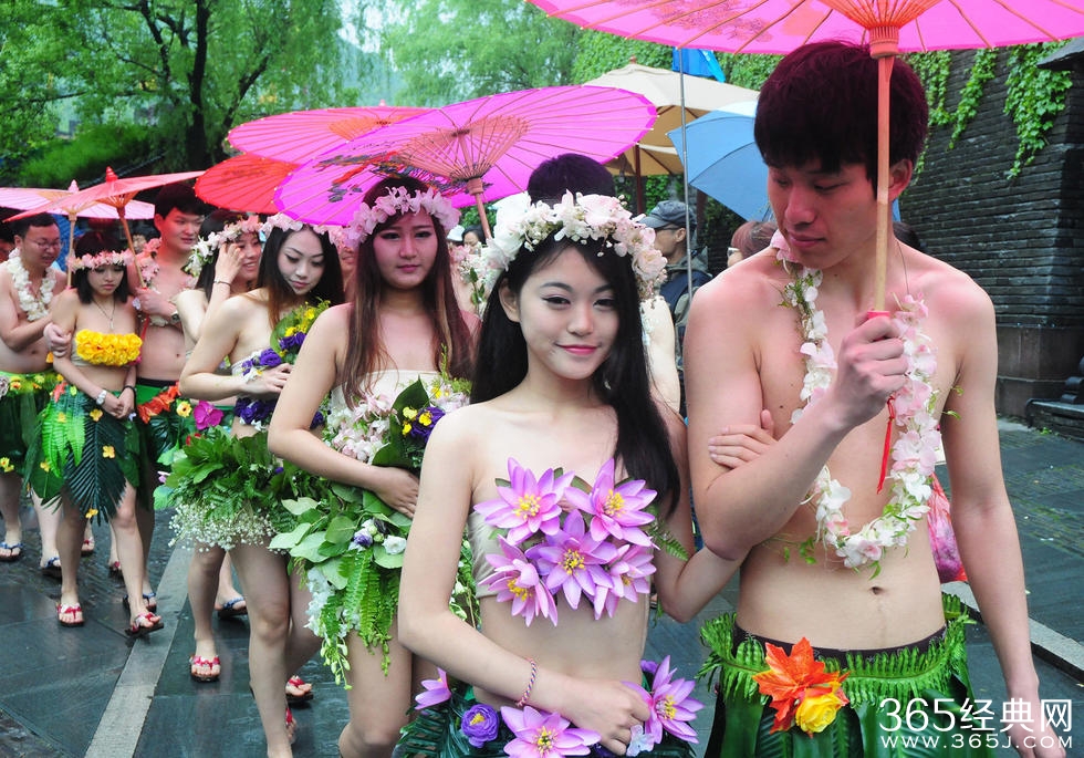 杭州90后集体裸婚现场照 情侣半裸激吻大尺度