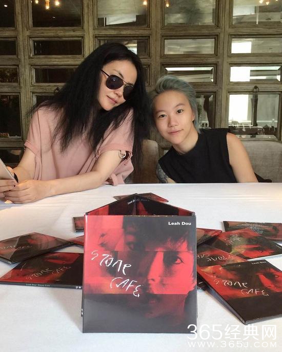 王菲窦靖童罕见同框 网友称其不走心