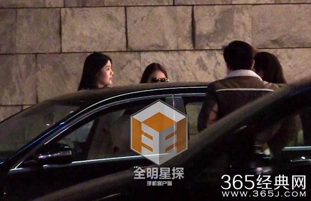 冯绍峰林允地下情不断 蒙面看演出玩躲猫猫