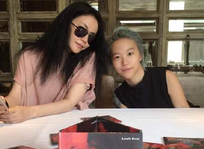 窦靖童举办专辑签名会 天后王菲化身助理合影温馨