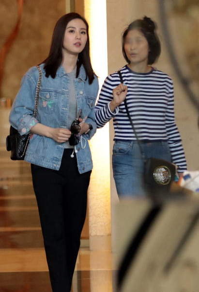 刘诗诗穿牛仔衫戴墨镜 双手插袋变最美天仙攻