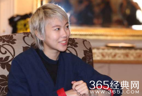 窦靖童举办专辑签名会 天后王菲化身助理合影温馨