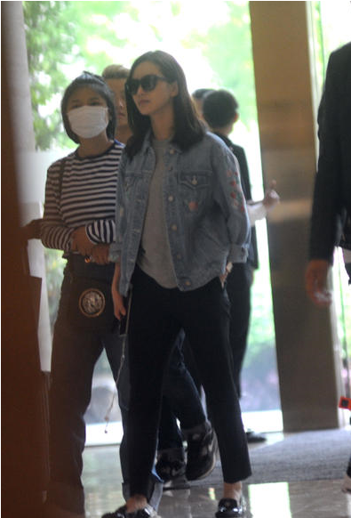 刘诗诗穿牛仔衫戴墨镜 双手插袋变最美天仙攻