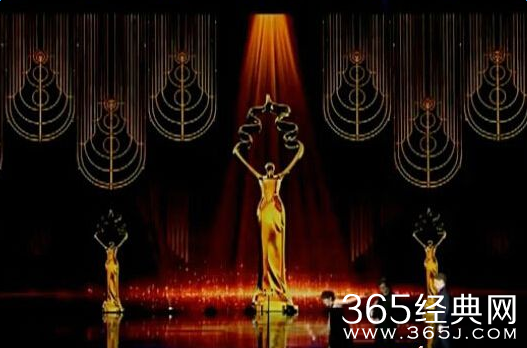 梁咏琪还原颁奖礼摔倒视频回放