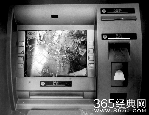 男子工资未到账取不出钱 为发泄用可乐浇取款机