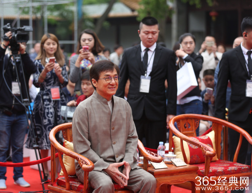 成龙众人护驾稳坐太师椅 霸气十足看走秀