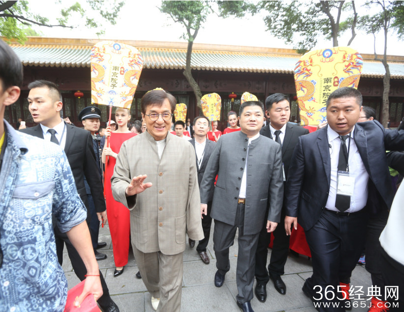 成龙众人护驾稳坐太师椅 霸气十足看走秀