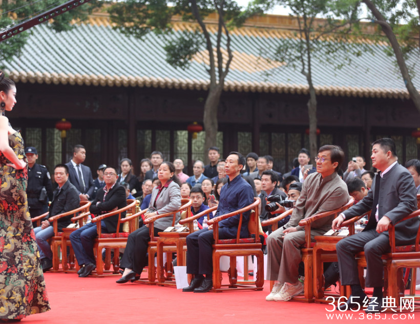 成龙众人护驾稳坐太师椅 霸气十足看走秀