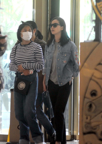 刘诗诗穿牛仔衫戴墨镜 双手插袋变最美天仙攻