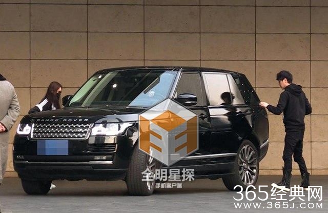 冯绍峰林允地下情不断 蒙面看演出玩躲猫猫