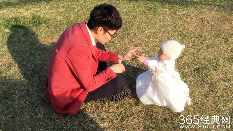 李行亮爱女照片曝光 午后公园做游戏默契